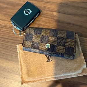 LV Damier Ebene Key Holder w/dustbag